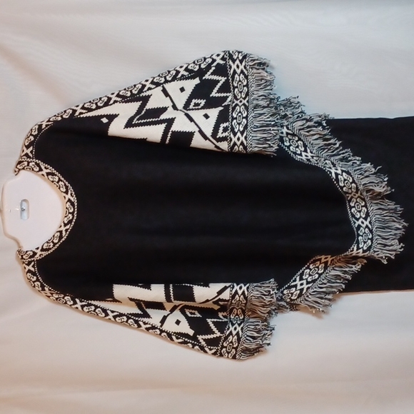 LAVA Accessories Black & White Aztec Round Bottom Pull-on Poncho. - Picture 1 of 11